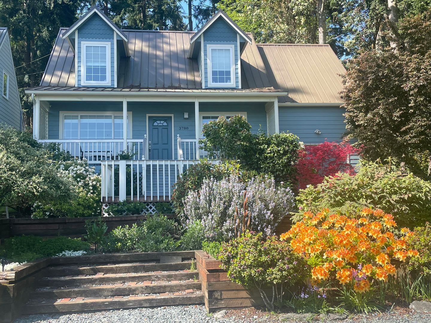 Stunning View With This Cape Cod Cottage In Langley! – photo 2