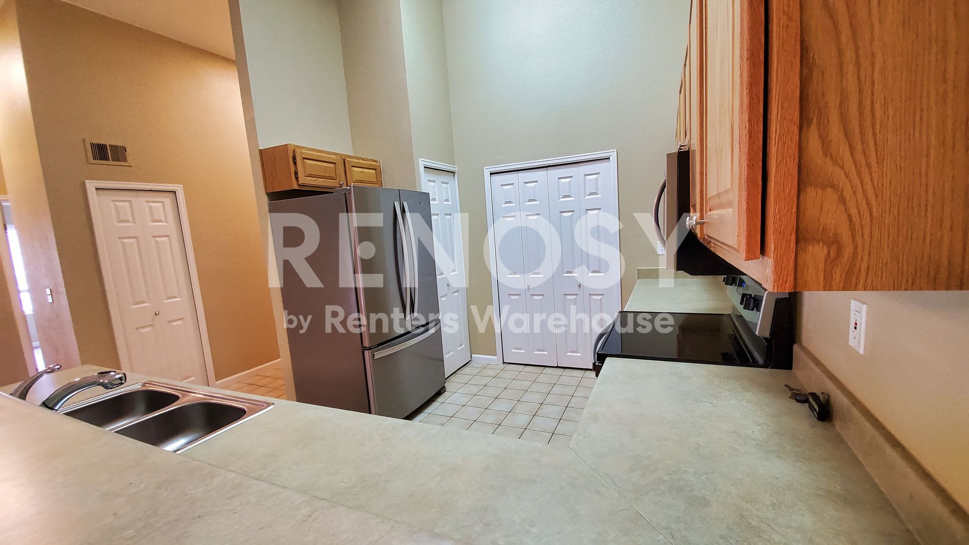 Available August 2026 2 Bedroom Office Penthouse Condo New Paint Carpet Whirlpool Appliances Plus Garage – photo 4