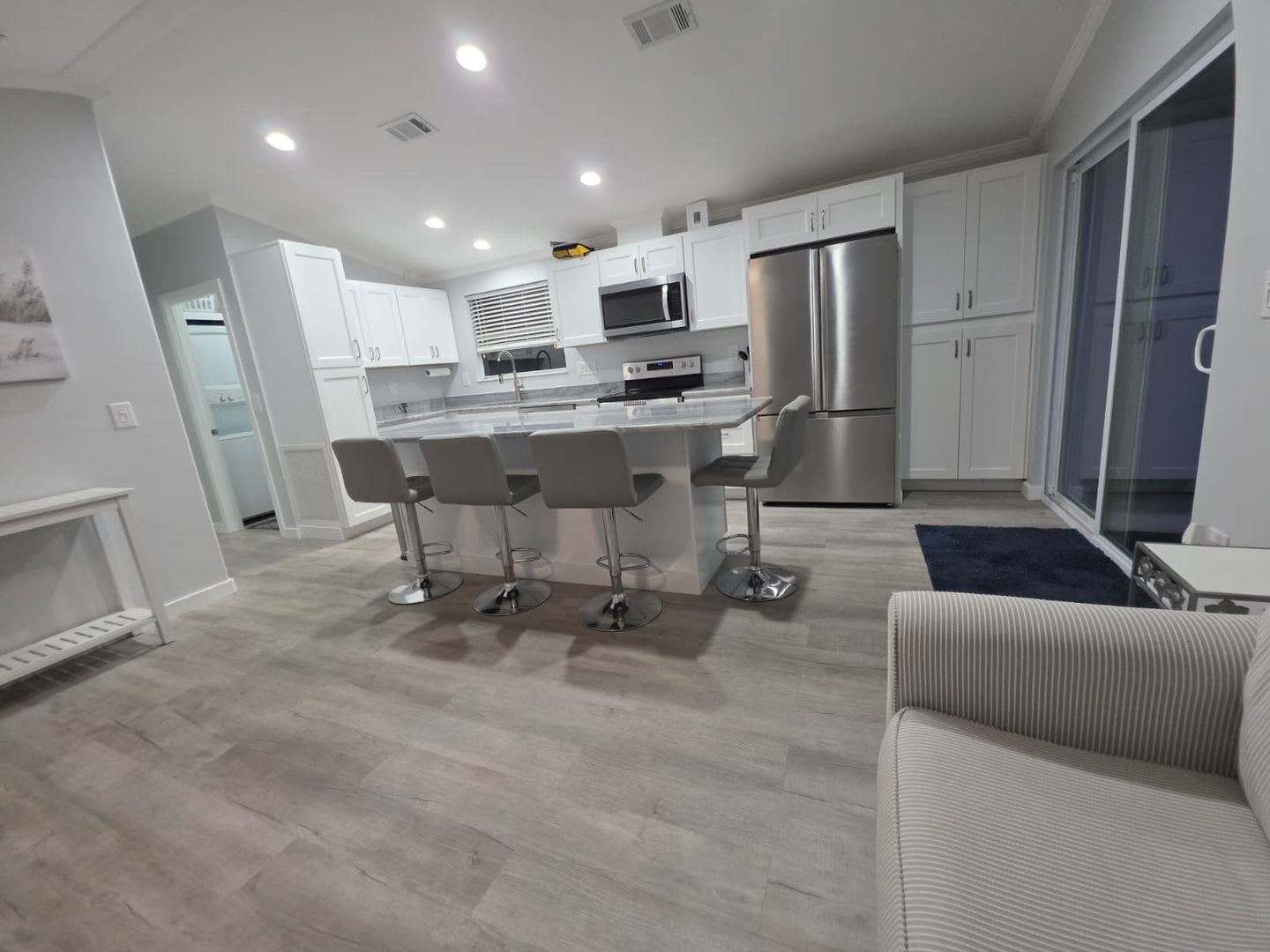 Newly Remodeled Furnished 2 Bedroom 2 Bathroom – photo 5