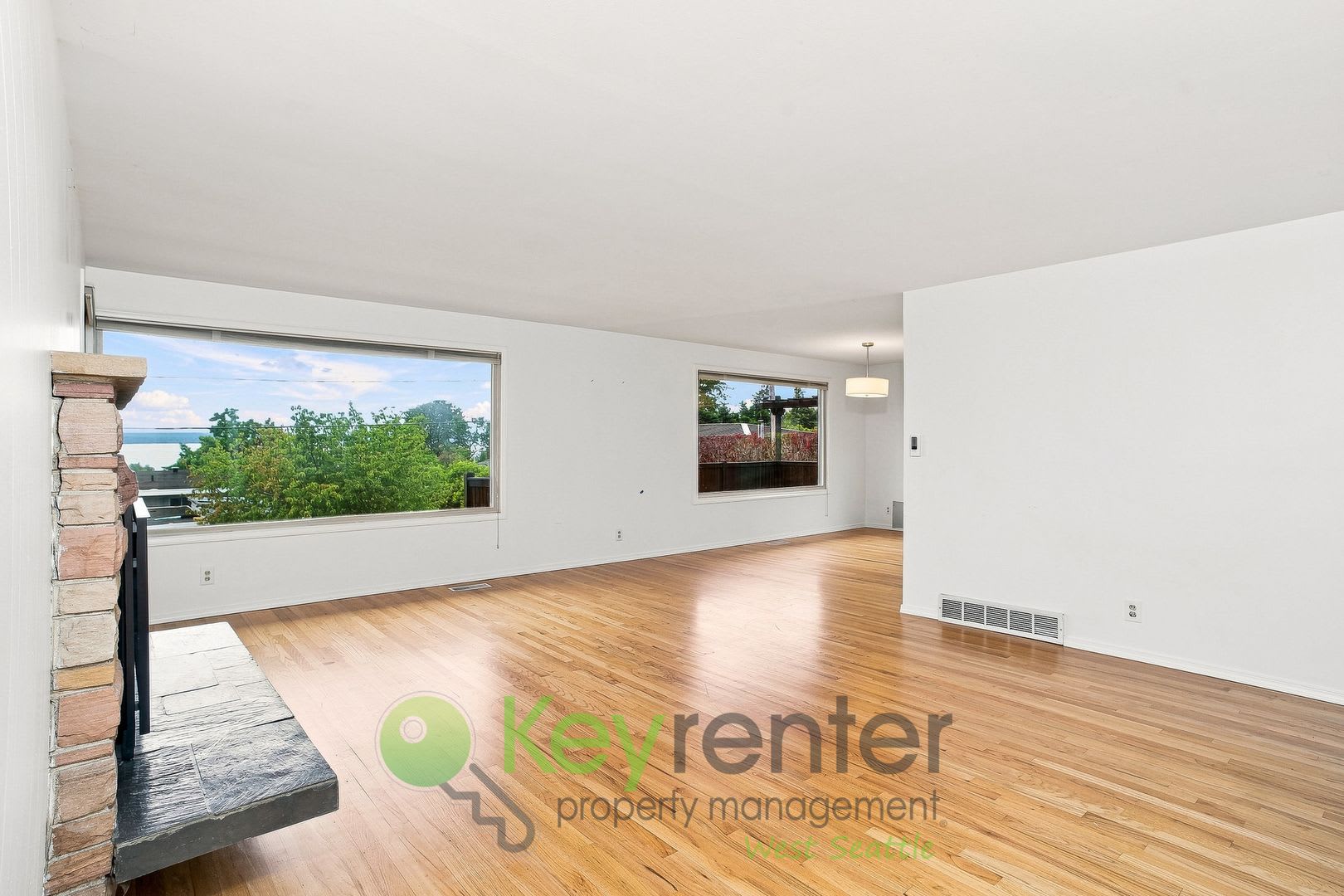 Stunning Des Moines Home With Puget Sound Views Spacious Deck – photo 3