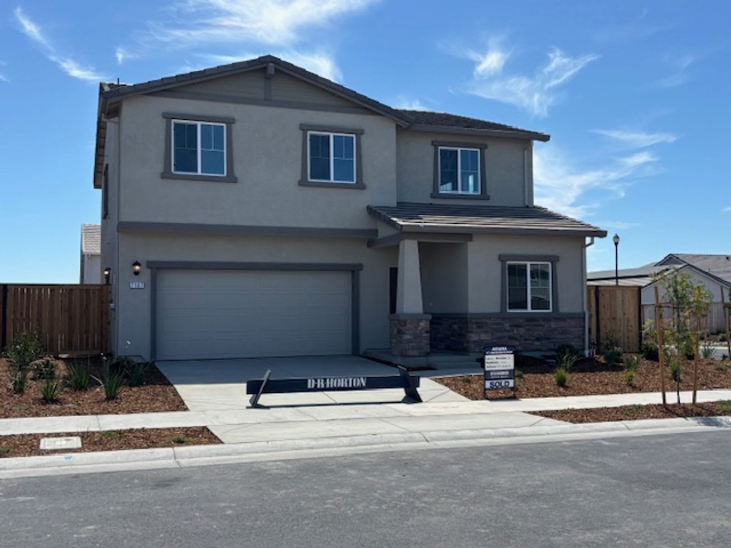 DR Horton Smart Home with 5 Bedrooms/ Bonus Loft/ Large Back Yard – photo 1