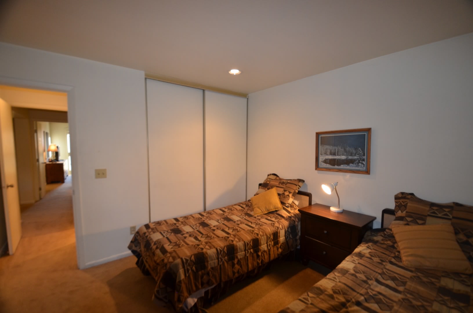 Long Winter Lease! Fully Furnished, on bus route! Remodeled Kitchen and Baths! – photo 4