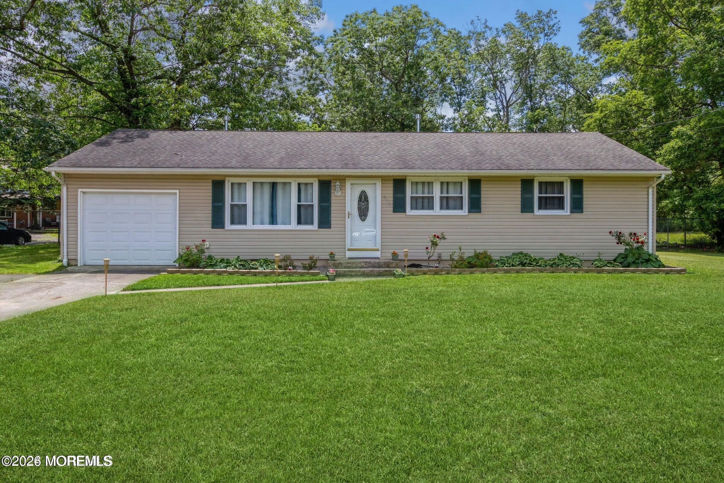 512 Lakehurst Road – photo 1