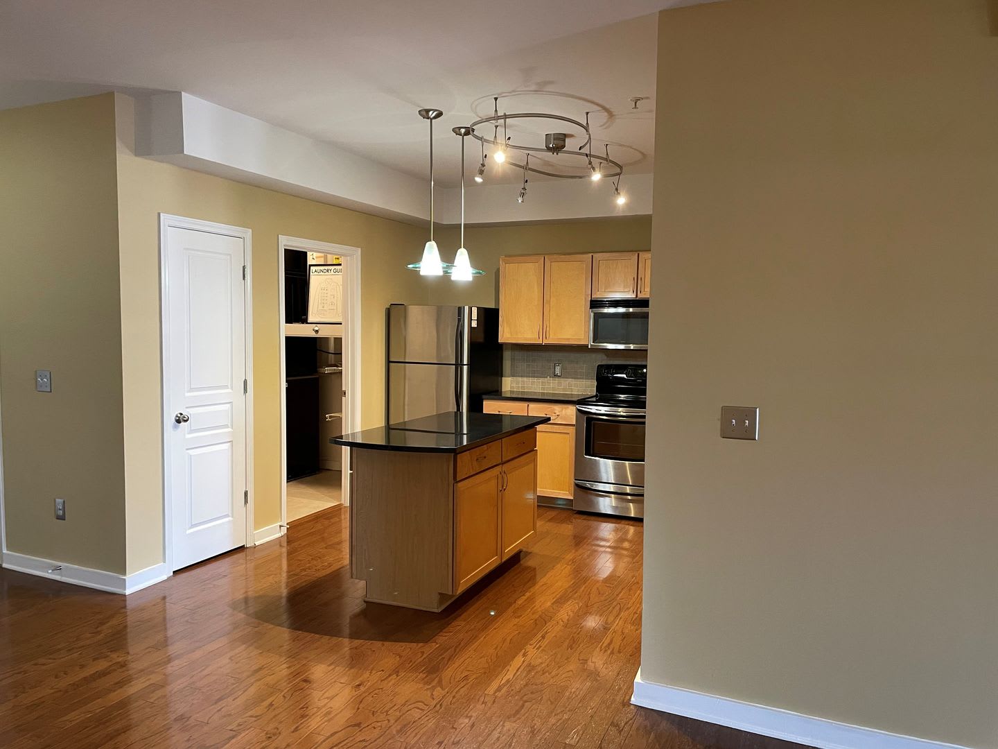 Sleek City Living: Oversized 2BR with Open Floor Plan – photo 5