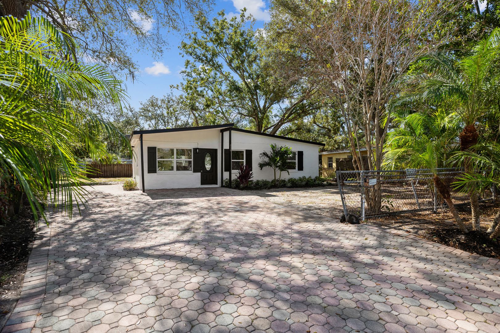 Modern Touches Classic Charm Your Bradenton Home Awaits – photo 2