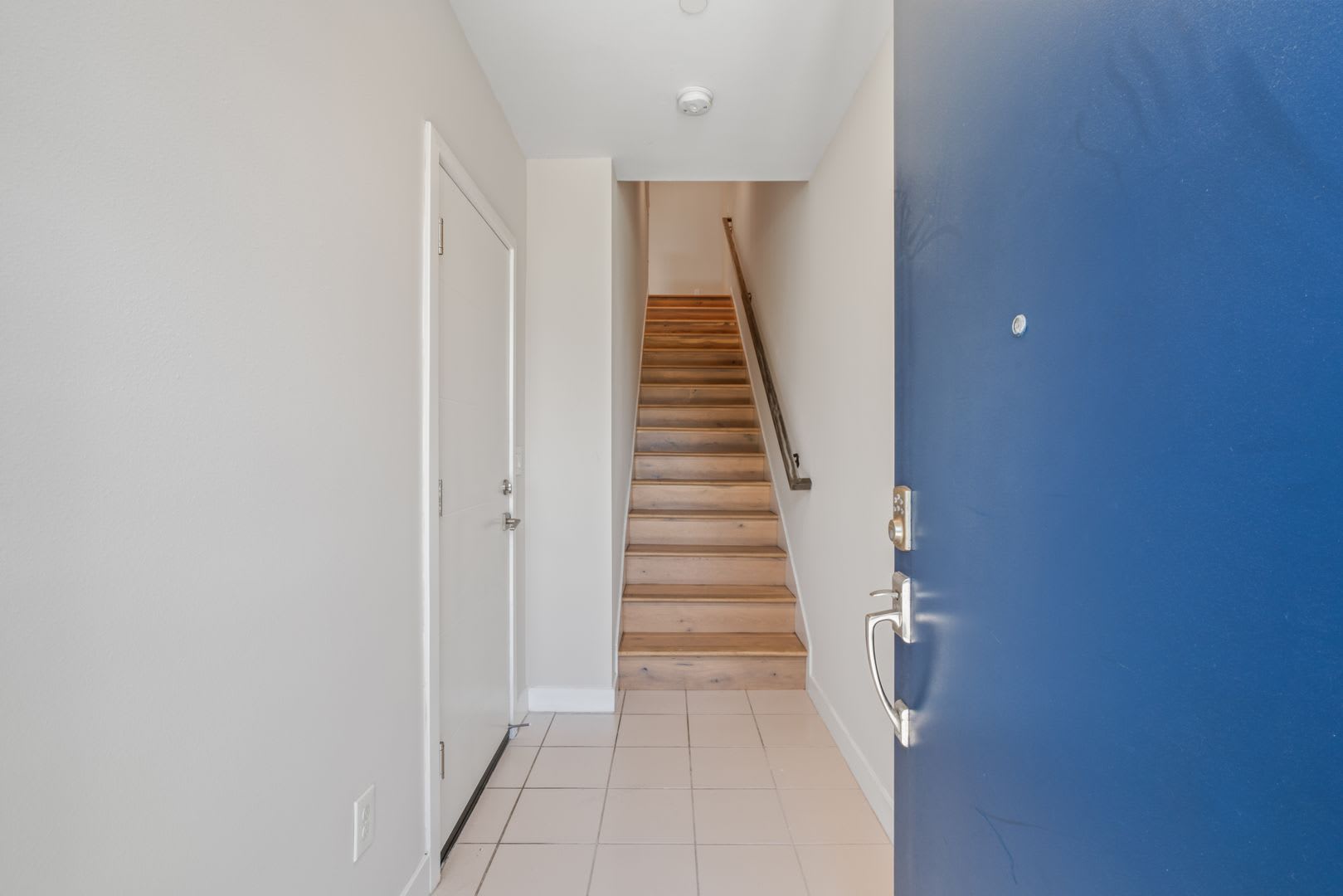 Built in 2017! Rarely available 3Bed/3Bath Townhome in SSF – photo 2