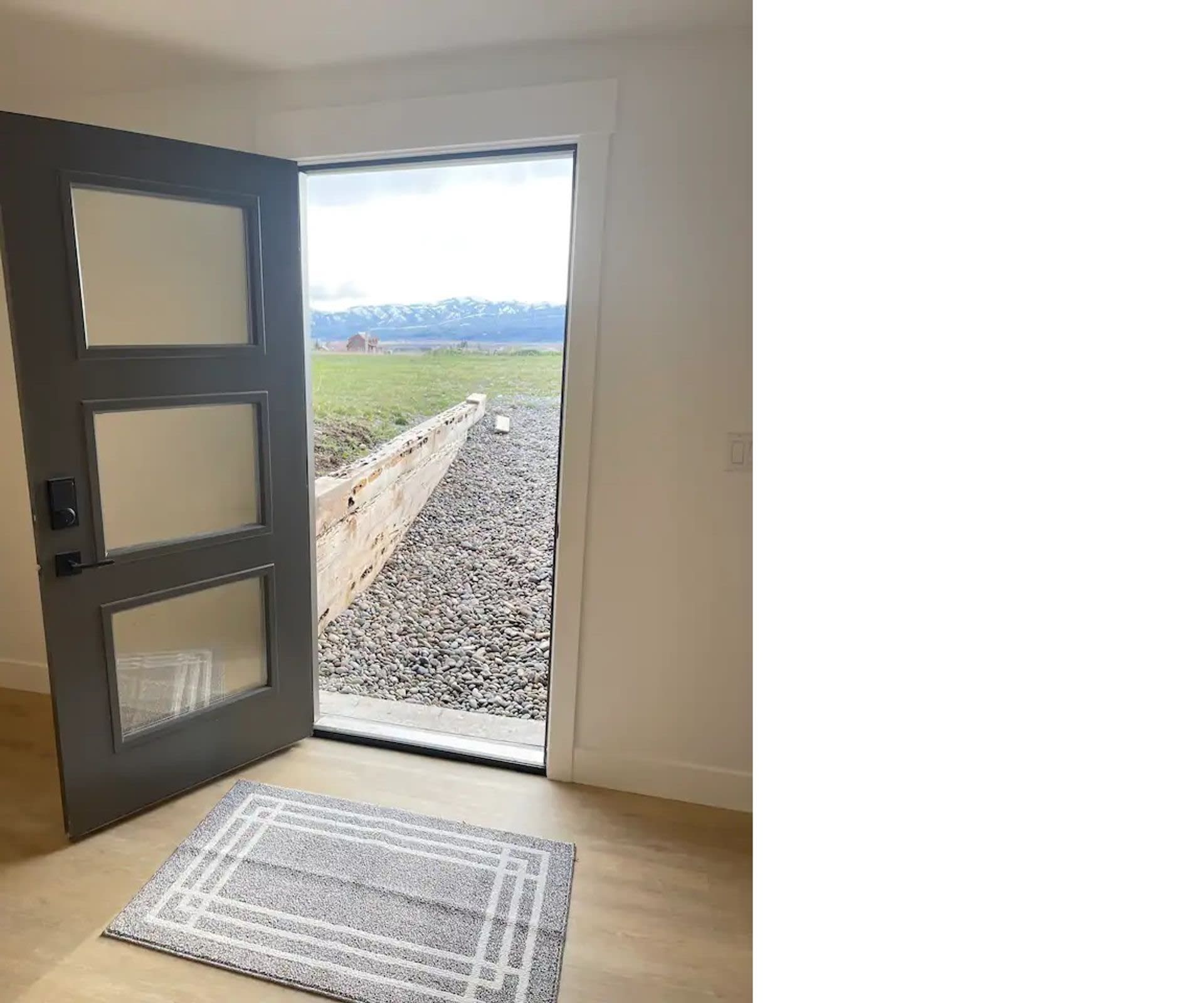 3 Bedroom 1 Bath Modern Teton Basement Apartment Parking For 2 Cars – photo 2