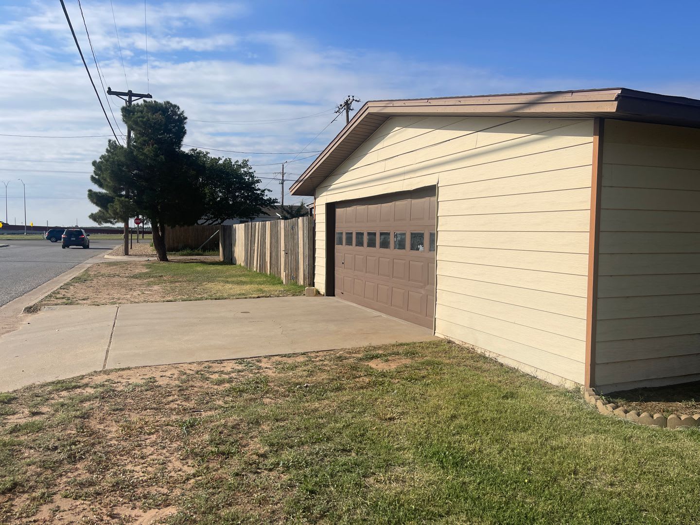Move in Special! $200 off First Month! Adorable 2 Bedroom with 2 Car Garage Close to Hospitals and TTU! – photo 2