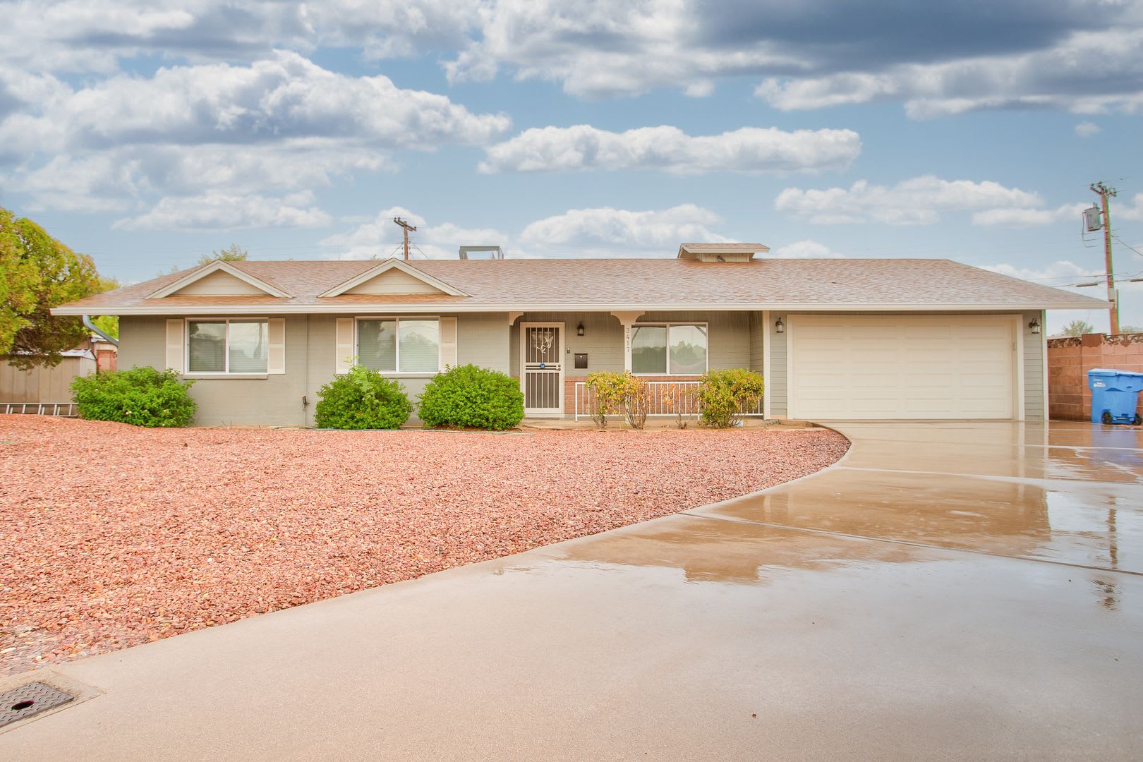 Newer Paint Newer Flooring Pool Close To Gcu Move In Ready For August 1St Great Property Located With Easy Access To Shopping Quiet Cul De Sac – photo 1