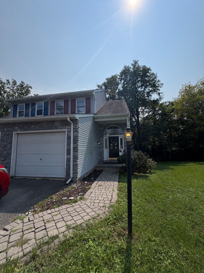 Spacious 2 BD, 2 bath Finished basement, Central Air and Garage!!! – photo 2