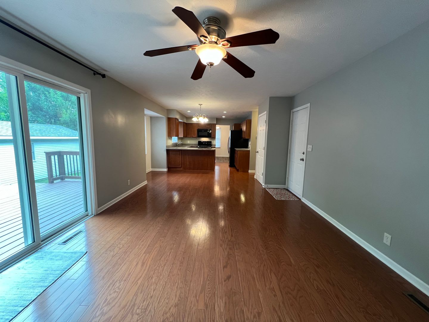 Beautiful 4 Bedroom Home in Bloomington! – photo 3