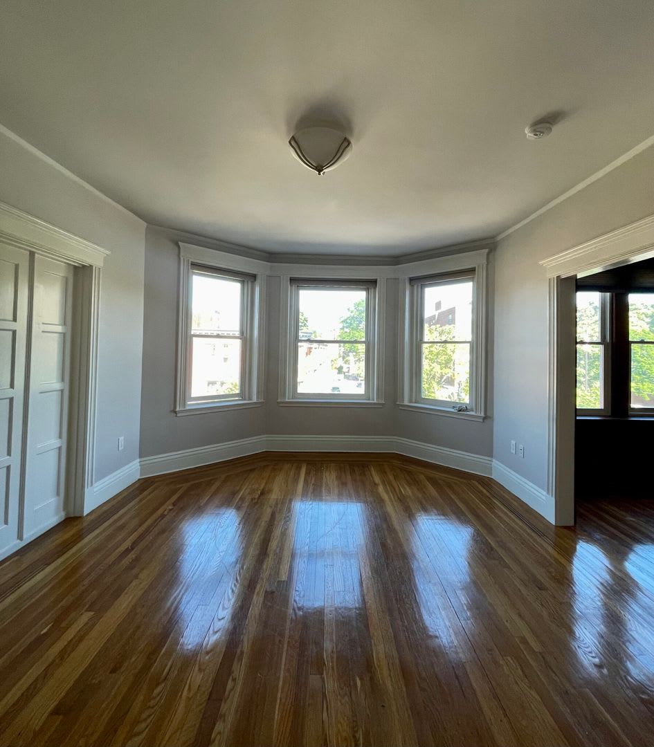 Gigantic 3 bed 2 bath right in Coolidge Corner. – photo 2