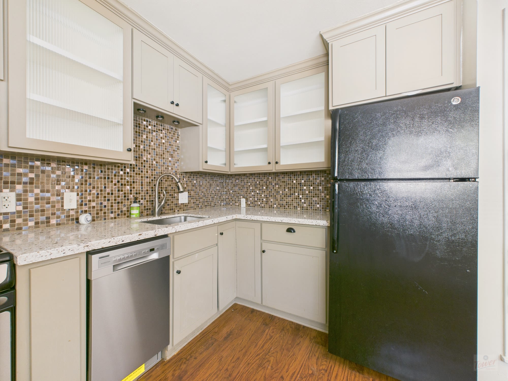 803 W 28th St Apt 202 – photo 1