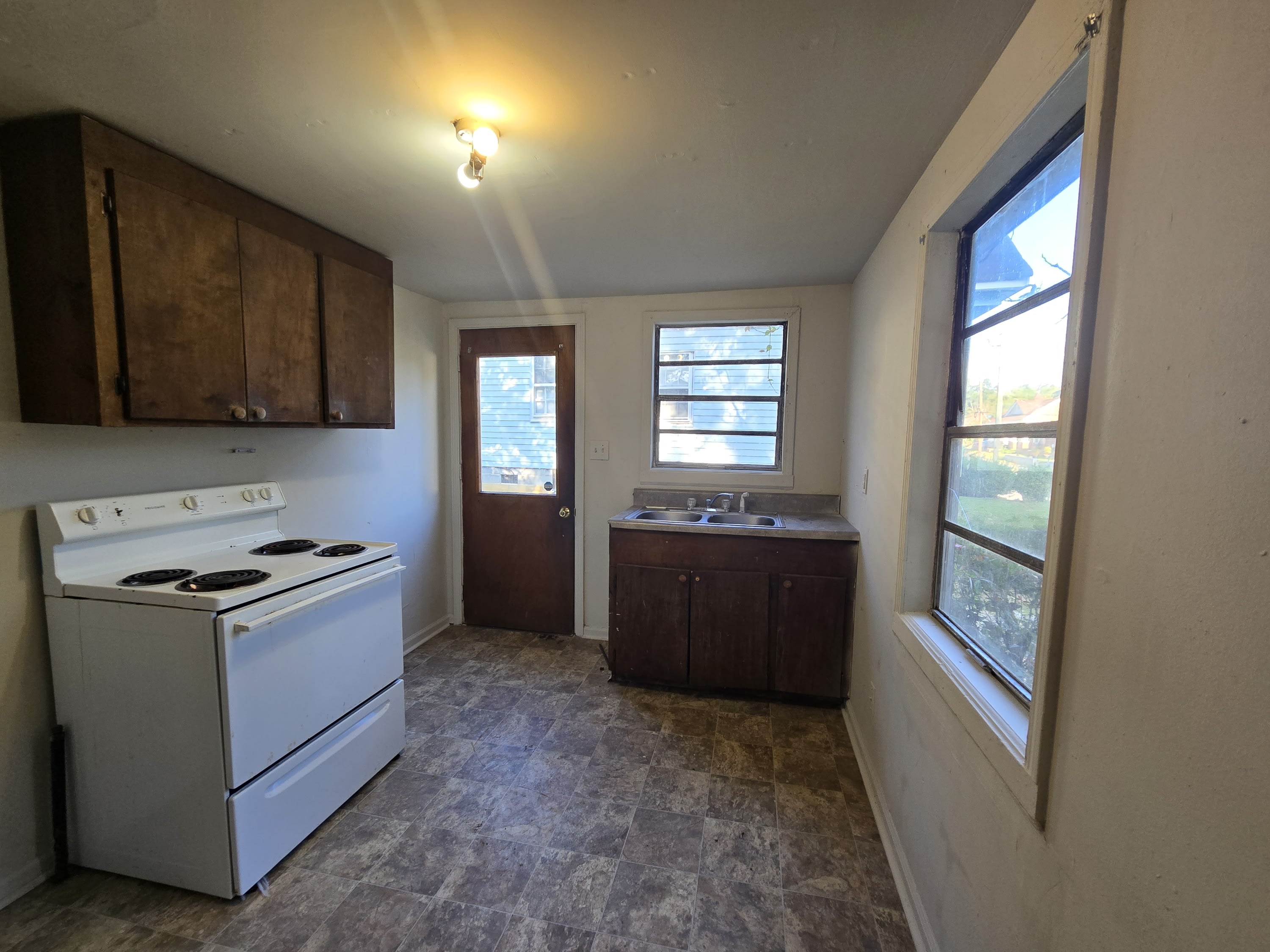 666 Gilliam Avenue – photo 4