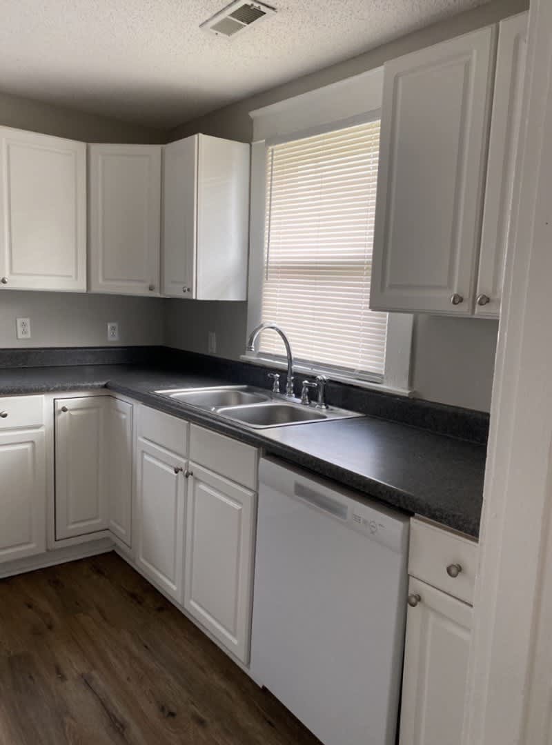 Updated 2 Bedroom Home Just Minutes from Downtown Chattanooga! – photo 3