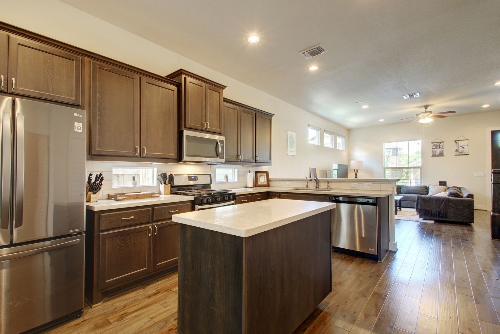 Beautiful 4 bedroom/2.5 bath, available early August! – photo 4