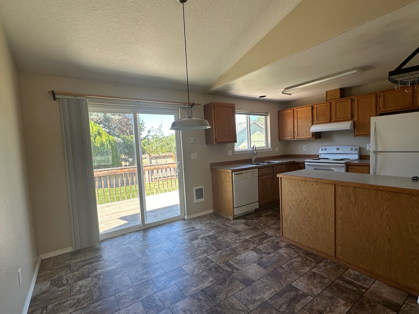 3 Bed 2 Bath Home: Fully Fenced Yard & Convenient Location – photo 2