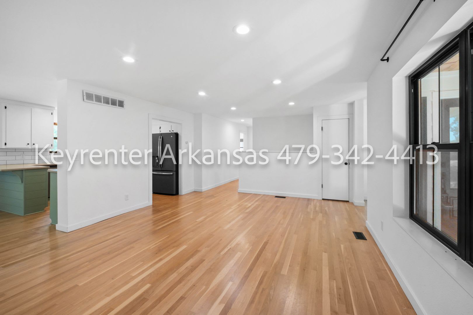 Beautiful 5‑Bedroom Home with Hardwood Floors, Fireplace & Luxurious Master Suite – photo 5