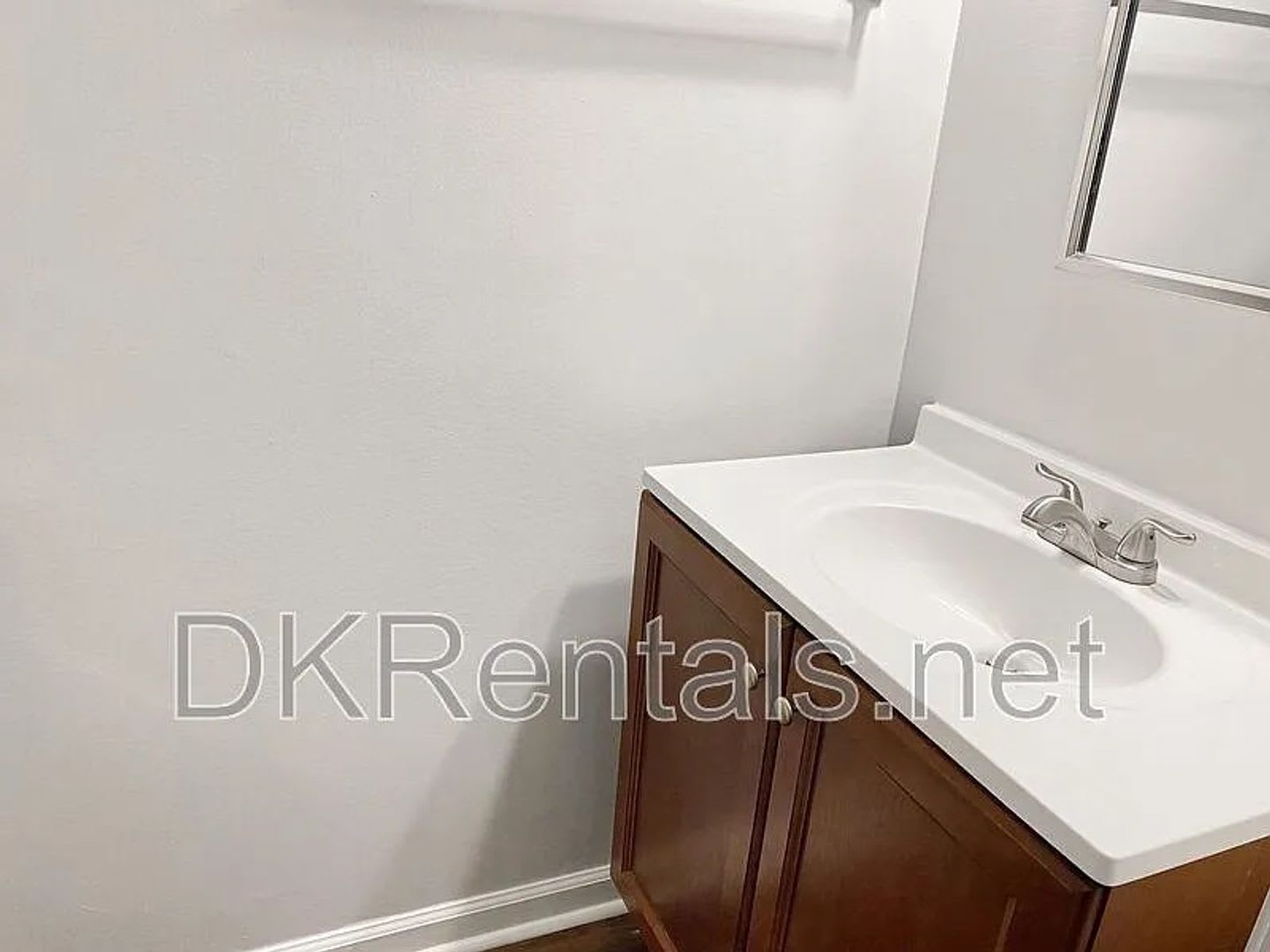 Room in 3 Bedroom Home at Stone Gate Way – photo 4