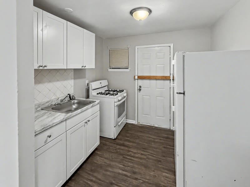 2086 Hubert Avenue 2 – photo 4