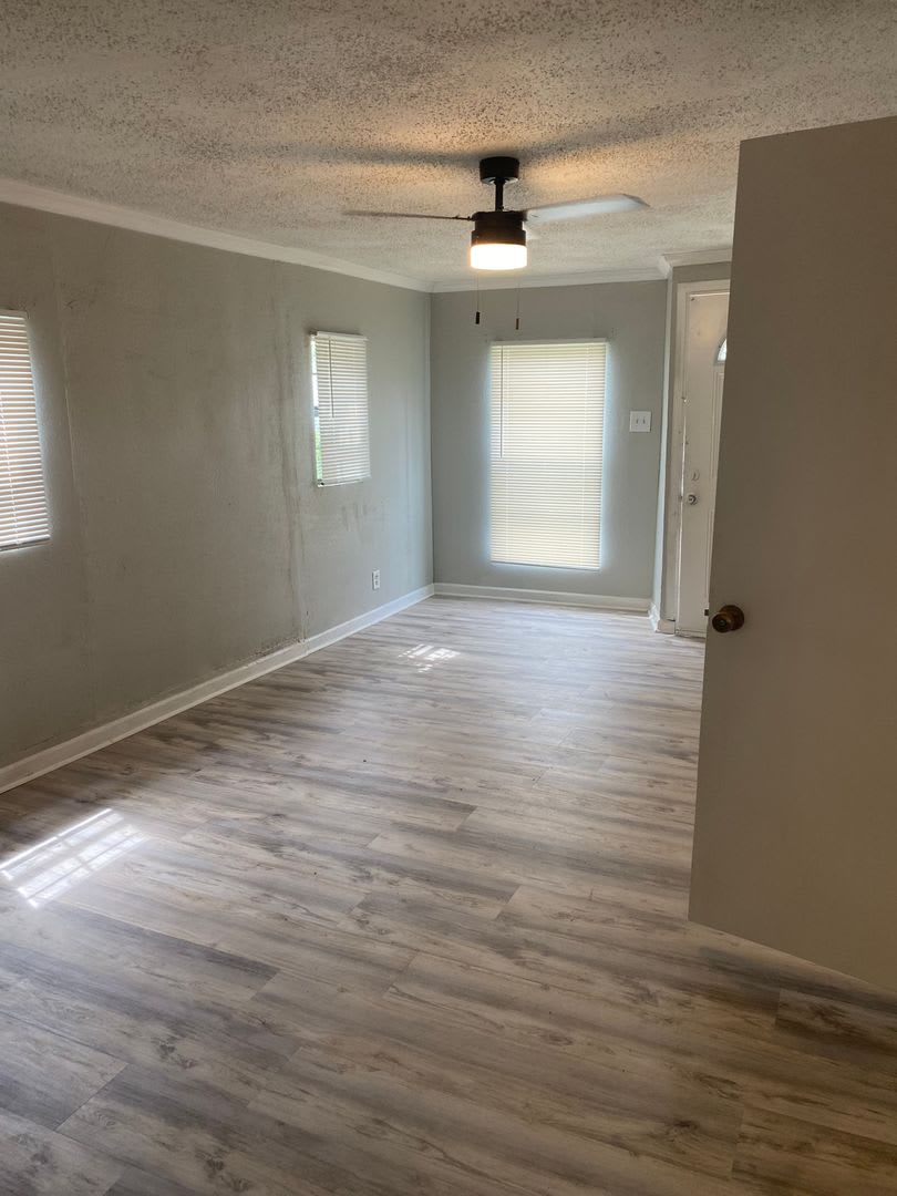 2 Bedroom 1 bath Large backyard as is immediate move in – photo 5