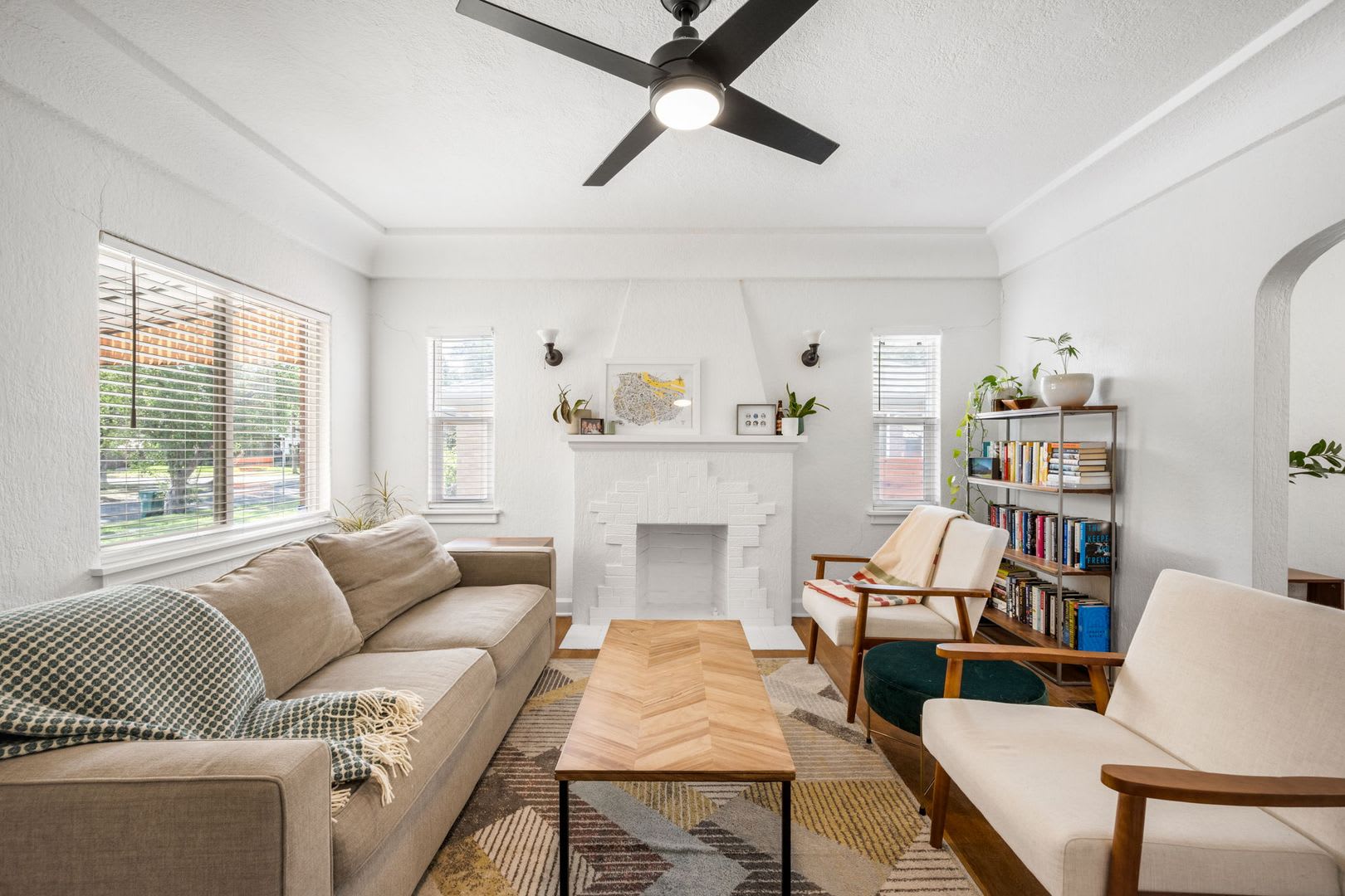 Renovated 3BD, 2BA Highlands Home with Fenced Yard &amp; 2-Car Garage – photo 2