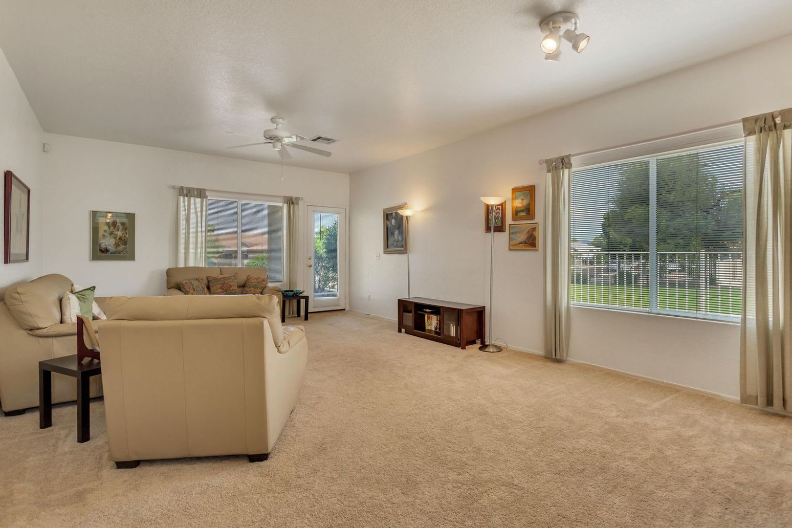 Beautiful 3 bedroom, 2 bath in great Mesa location! – photo 3