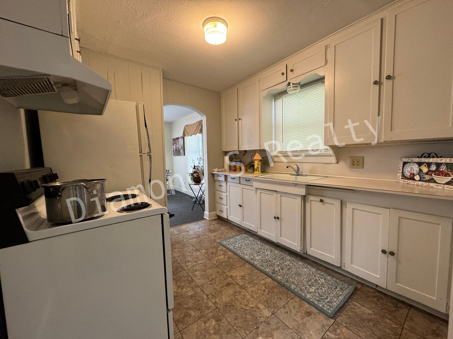 Cute and Clean 2 Bedroom Home Available Now! – photo 4