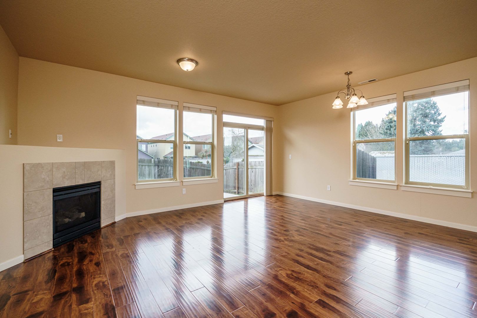 MOVE IN SPECIAL AVAILABLE: Convenient Location 3 Bedroom 2.5 Bathroom with Fence Back Yard – photo 5
