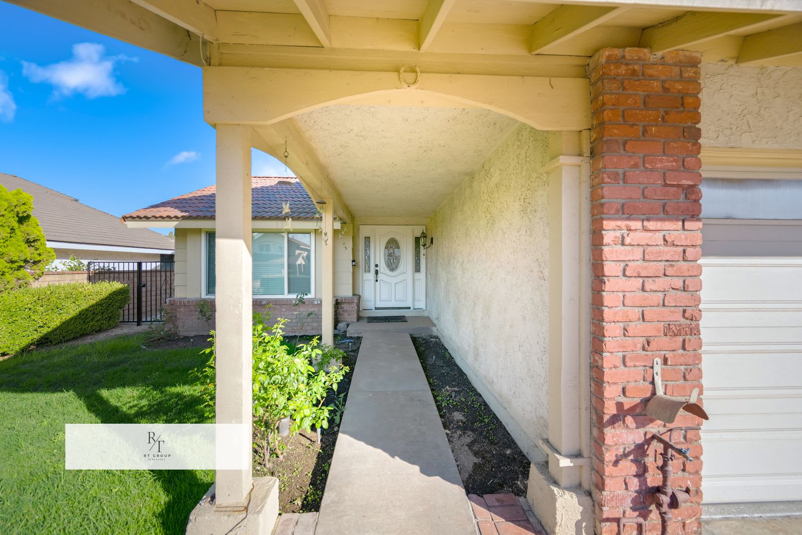 Beautiful Remodeled 4-Bedroom Home in a Golf Course Community! – photo 2