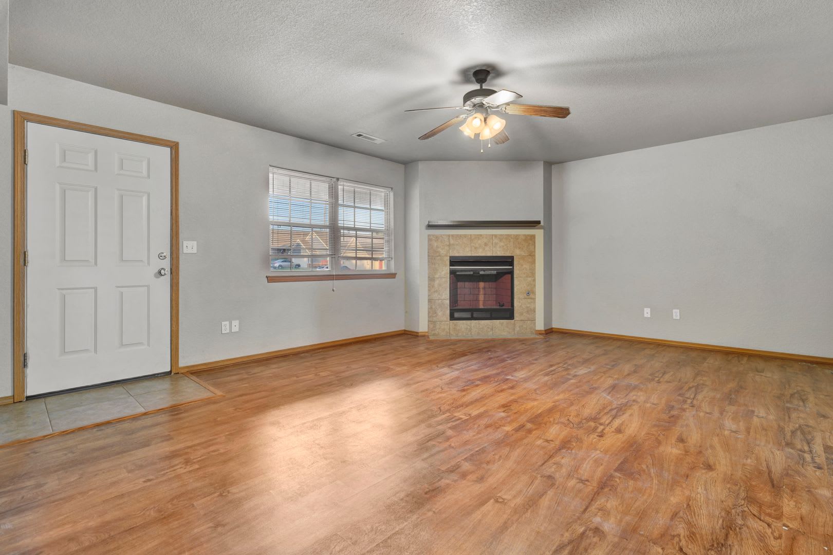 4 Bedroom 2 5 Bath Townhome Near Centennial Park Fenced Yard – photo 4