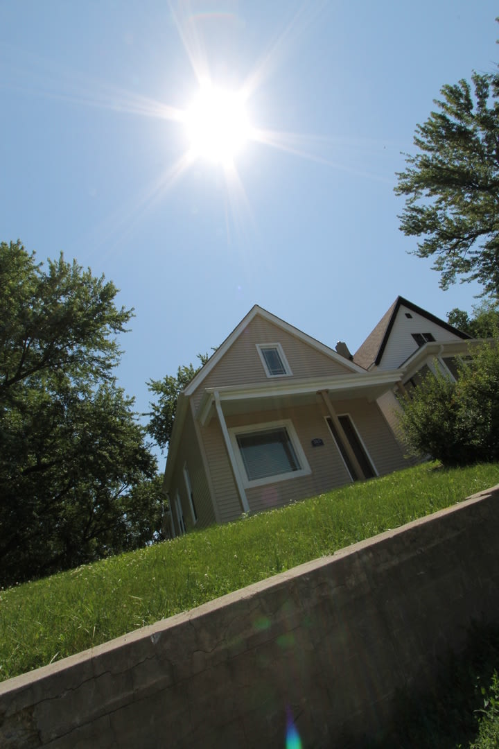 Beautiful updates and Modern Convenience. Spacious 2 bedroom home available soon! – photo 5