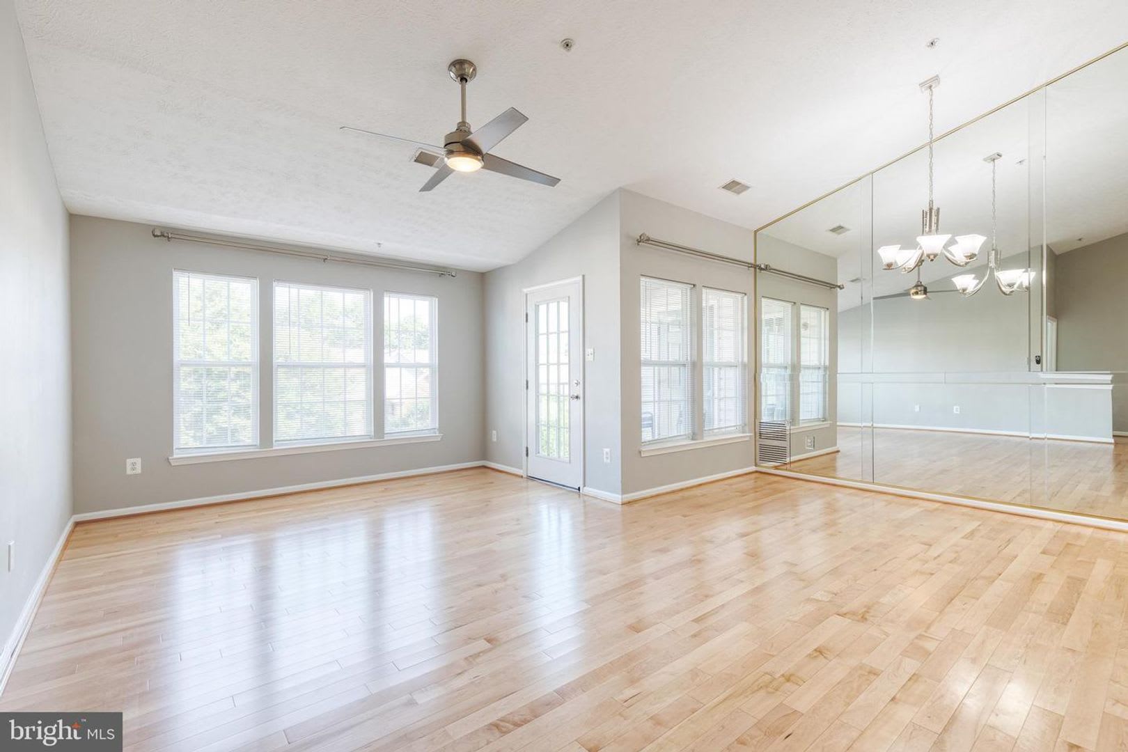 Gorgeous 2Bd 2Bth Penthouse Condo Completely Updated Ready To Move In – photo 2