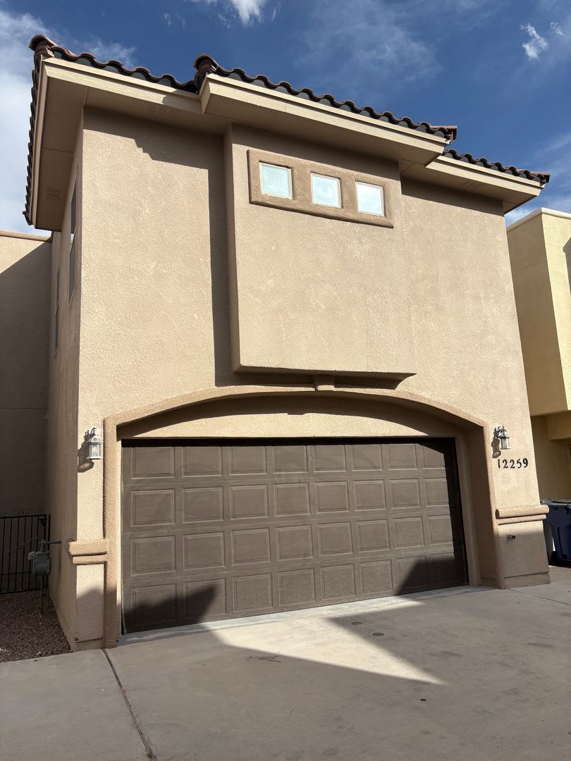 Charming home located in a gated community with access to a community pool. – photo 1