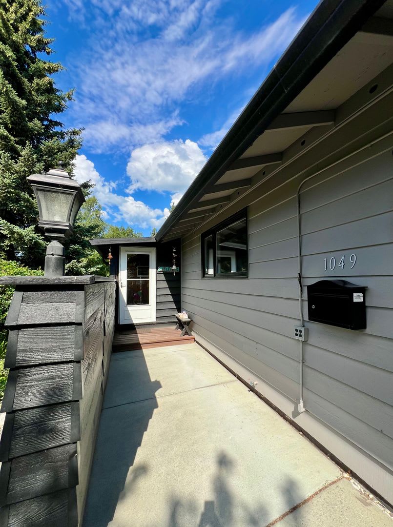 Available Nov 1st / Furnished / 1-Car Garage / 1 Dog on Approval – photo 2