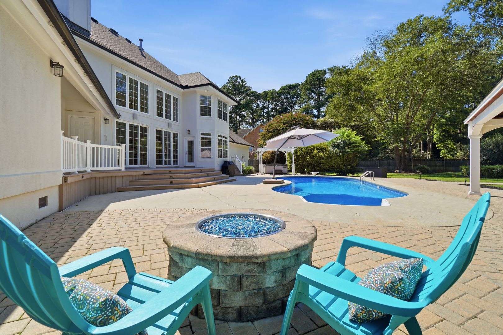 Fabulous 5-Bedroom/4.5 Bath POOL Home In Little Neck! Pet Friendly – photo 3