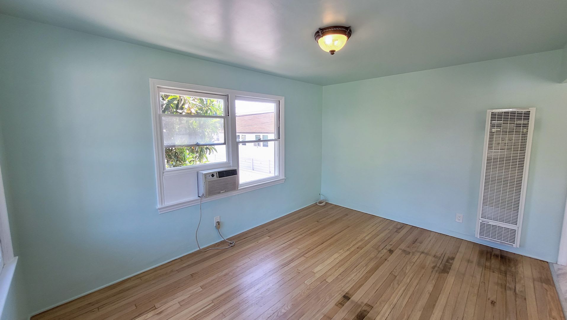 1 Bed 1 Bath Upstairs Back House Available Now! – photo 3