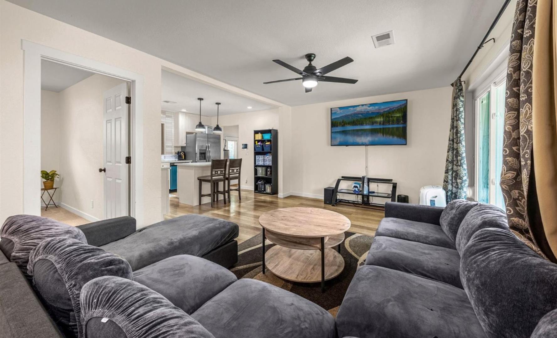 Modern 4-Bedroom Ranch-Style Home with Spacious Fenced Backyard! – photo 2
