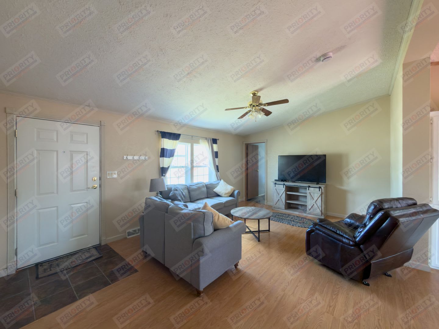 Single Family Home With Huge Yard – photo 3
