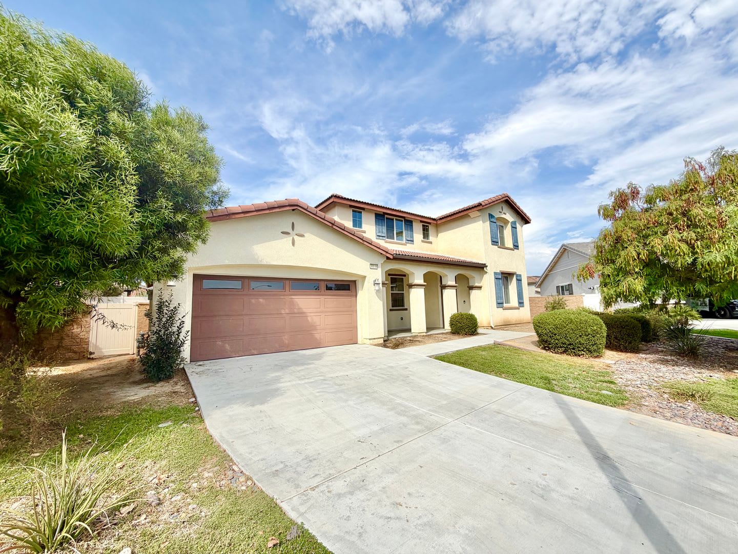 Spacious 4 Bedroom Home In The Lakes Gated Community With Solar Open Concept Living Loft – photo 2