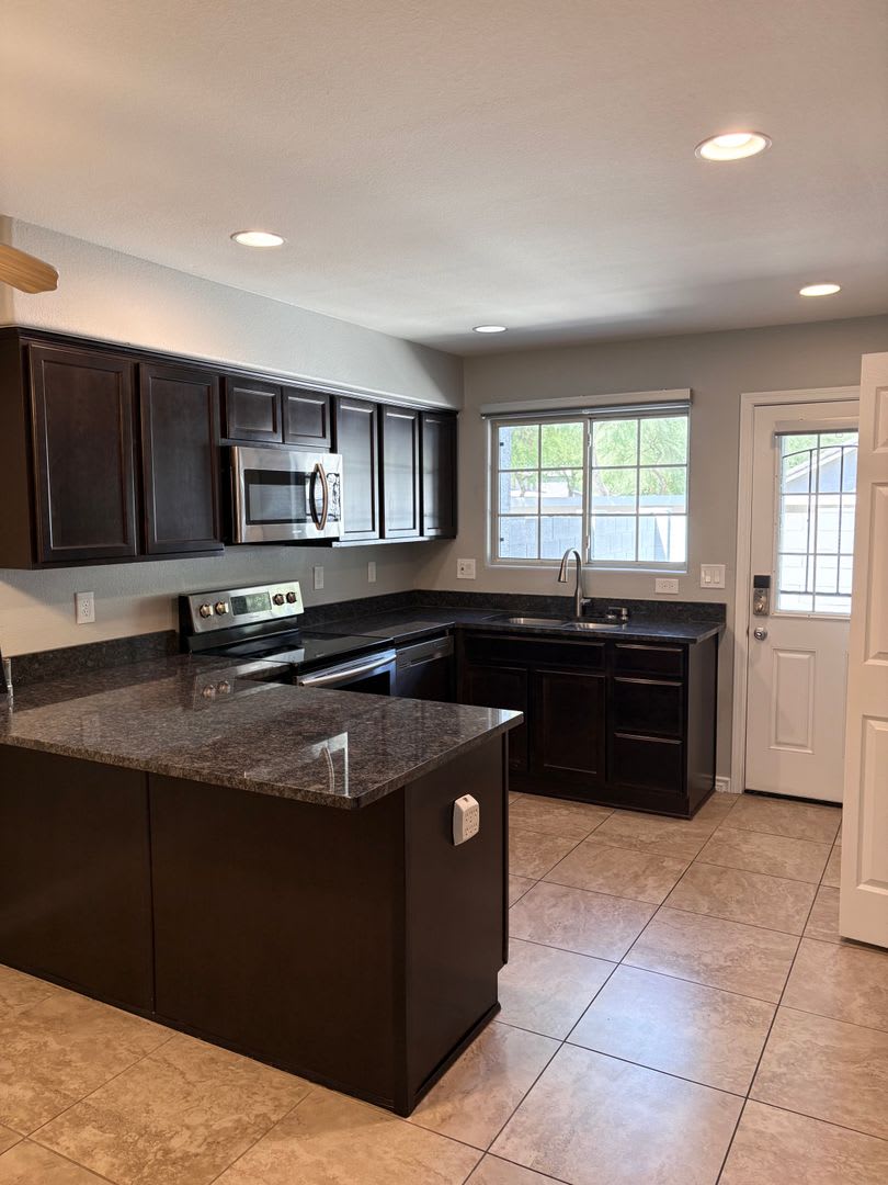 **WONDERFUL & SPACIOUS 3 BEDROOM/2.5 BATHROOM TOWNHOUSE IN CHANDLER (RAY & MCQUEEN)** – photo 1