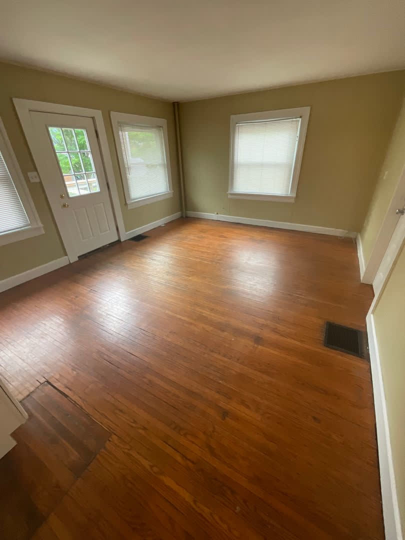 ***AVAILABLE AUGUST 2027*** 5 Bed 2 Bath house. Close to business school. Excellent Location! – photo 5