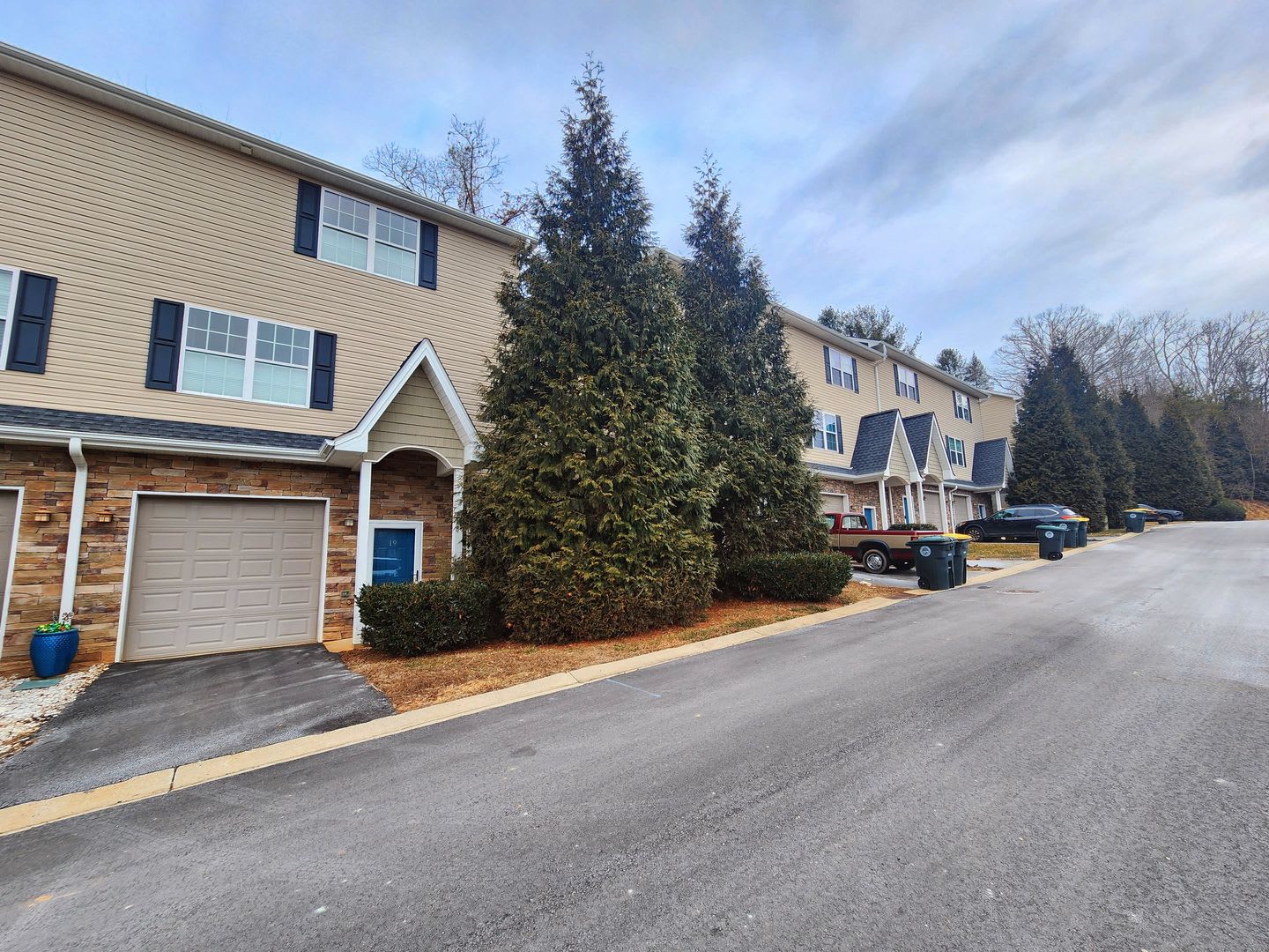 Well Maintained Woodfin Townhouse Rental! – photo 1