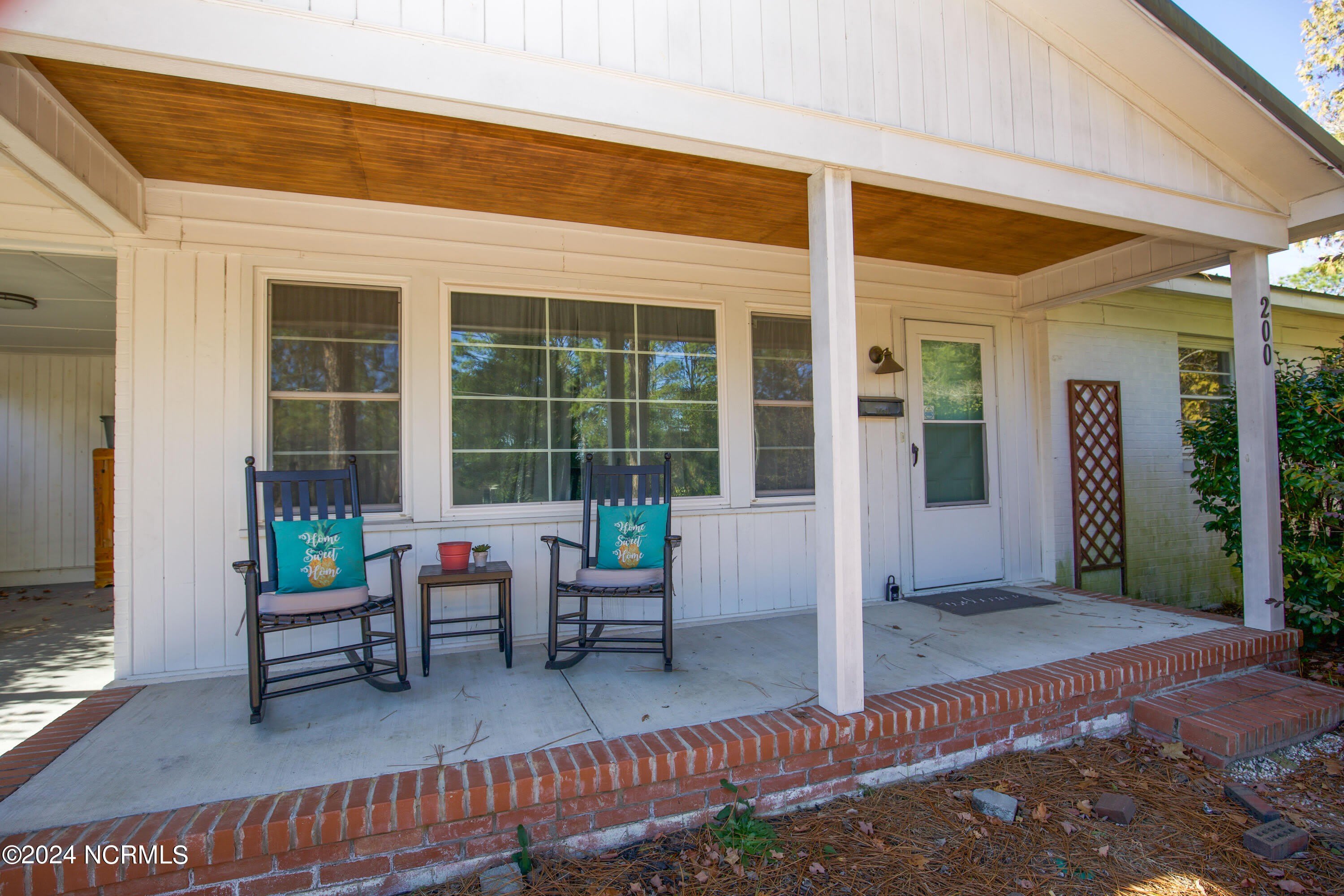 200 W Delaware Avenue – photo 2