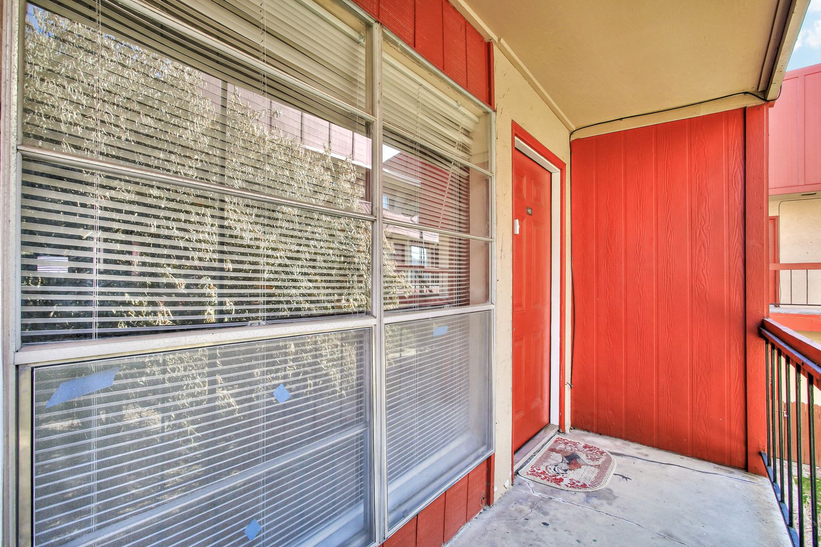 Stylish Two-Story Unit in Macarthur Townhomes with Modern Amenities – photo 4