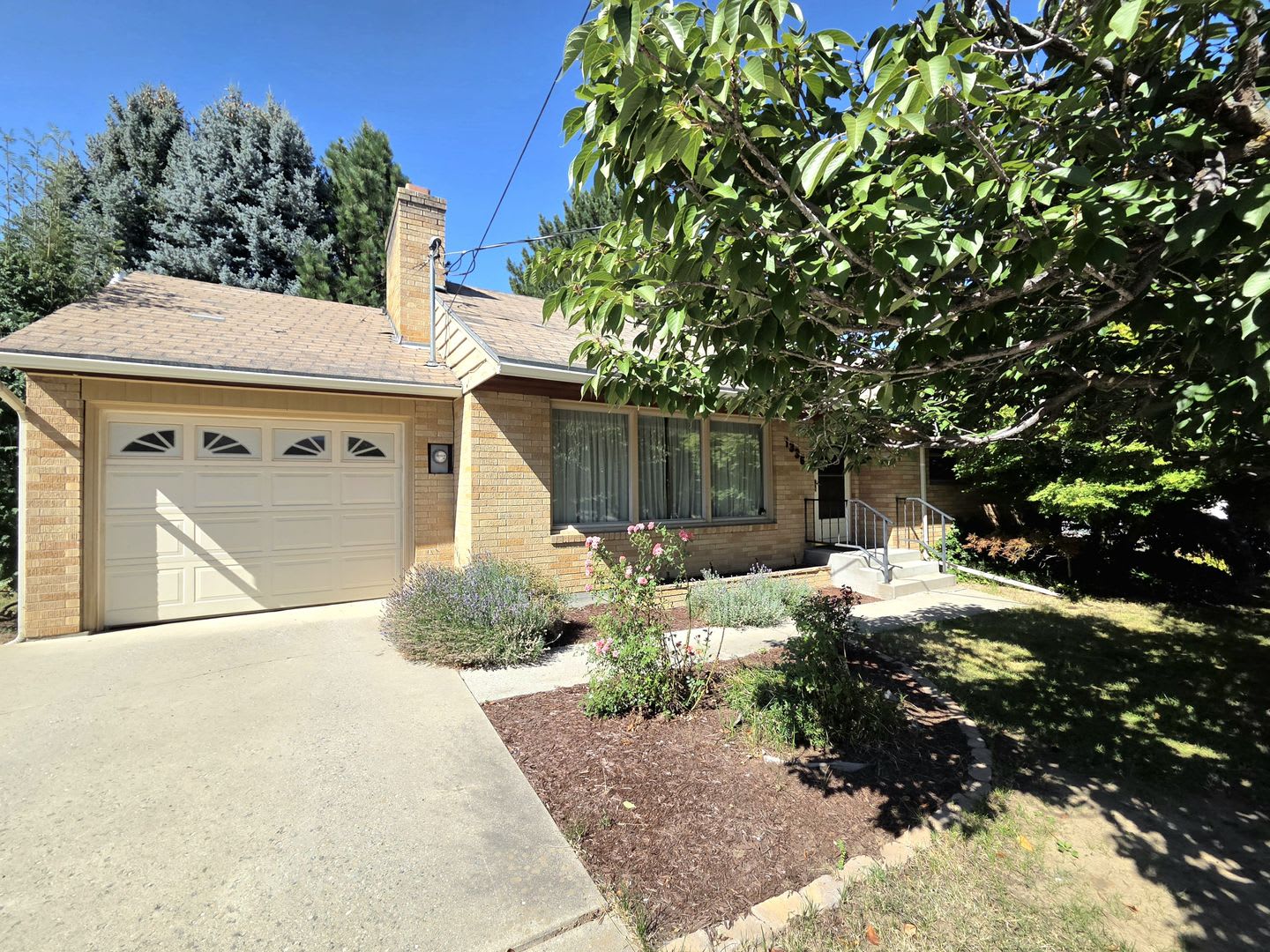 Sprawling 3 Or 4 Bedroom House For Rent In A Great Wenatchee Neighborhood W D Included – photo 1