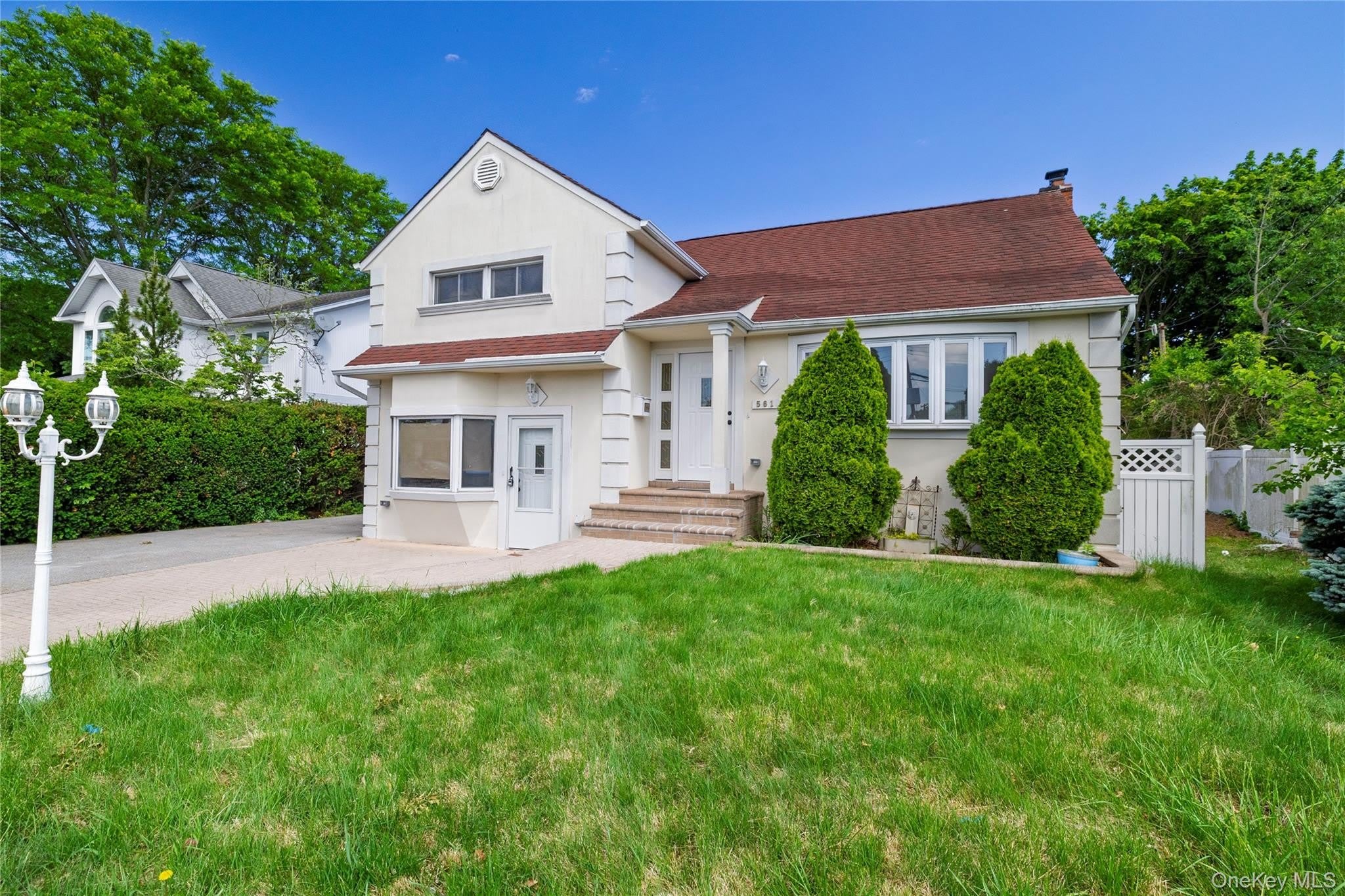 561 Woodbury Road – photo 1