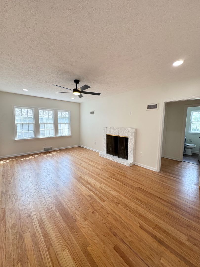 Newly Remodeled 3 Bedroom! Coming Soon! – photo 4