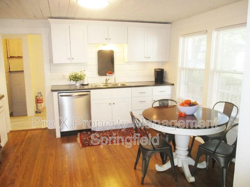 1069 S Broadway Ave – photo 5