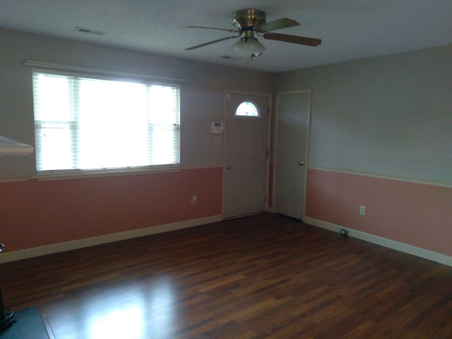 Cute 3 bedroom, 2 bath house with garage and fenced in yard – photo 2
